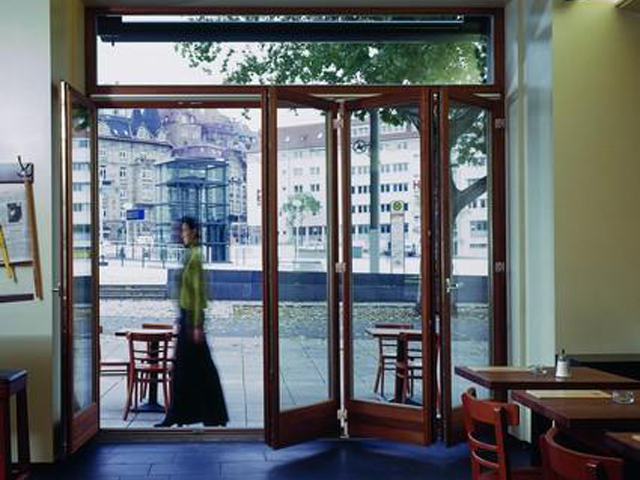 Okno harmonijkowe Roto Patio 6080, umożliwiające wyjście na patio kawiarni o szerokości nawet 6 metrów [fot.: Roto]